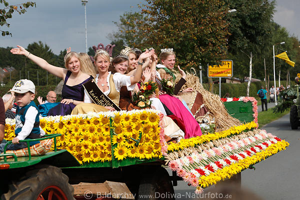 Erntefestwagen in Blumenschmuck mit Kartoffelkönigin hübsche Heidemädels