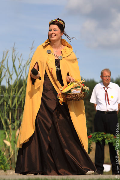 Wienke I. Krnung Ernteknigin in Steinbeck/Luhe Erntedankfest Bhne