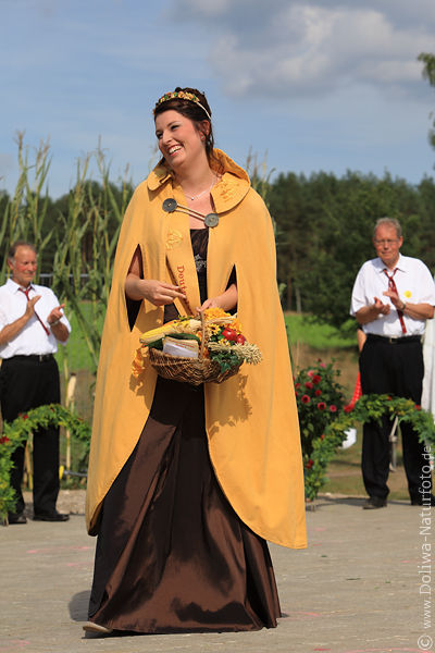 Ernteknigin Wienke I. Krnung auf Bhne in Steinbeck/Luhe Erntedankfest Lneburgerheide