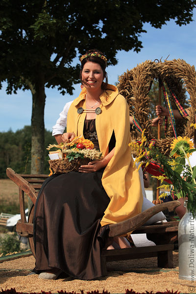 Ernteknigin Wienke I auf Erntethron Krnung in Steinbeck/Luhe