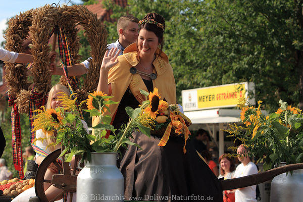 Ernteknigin Wienke I. Festumzug mit Getreidekranz