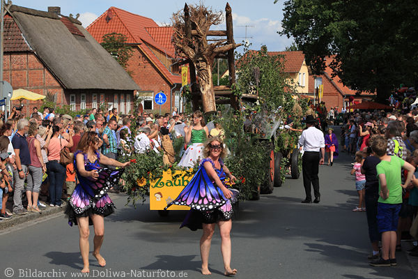 Erntedankfest Steinbeck/Luhe Zauberwald Dorfumzug Bild tanzende Mdels Publikum
