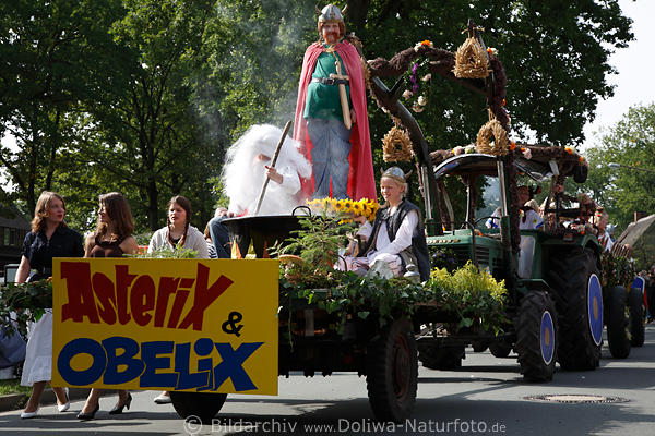 Trecker mit Asterix & Obelix Steinbecker Erntefestumzug hbsche Mdels