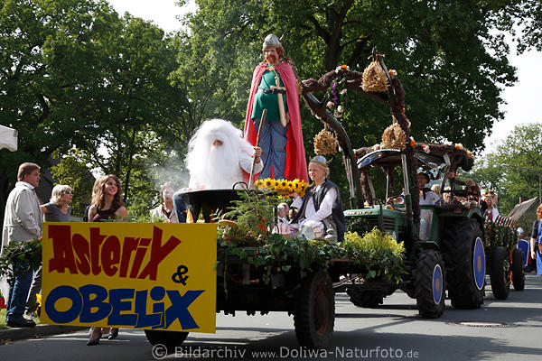 Traktor mit Figuren des Asterix & Obelix Erntefestumzug-Verkleidung in Steinbeck/Luhe