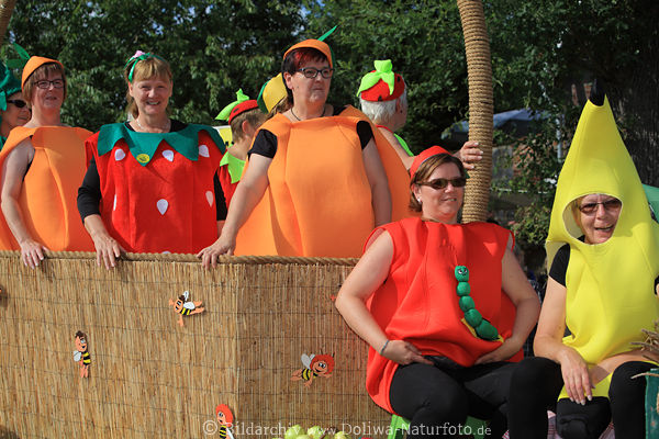 Erntedankfest Trachten Parade Bienen lustige Damen in Verkleidung beim Dorffestumzug