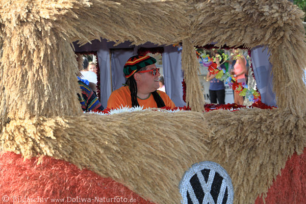 VW-Bus-Imitat aus Gras verkleideter Busfenster mit Fahrer Getreidebus-Lenker
