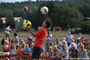 Balljongleur Foto geschicktes Jonglieren mit 3 Bällen hochwerfen fangen
