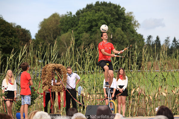 Jongleur mit Ball Fackeln