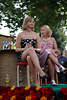 Hübsche Heidemädels blondes Duo Erntefestfoto, Route 66 Porträt auf Festumzugswagen in Bewegung