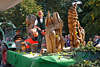 Kunsthandwerker mit Holzsäge zeigt geschnitzte Holzfiguren Foto auf Erntefestwagen in Steinbeck