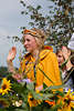 Deutsche Erntekönigin ganz in Gelb Foto in Blumen mit Begleitdame winken zu Steinbecker Erntefestbesucher