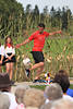 Balljongleur Schau mit Fussball in Bild Jonglieren auf Bühne bei Erntedankfest in Heidedorf