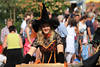 Trachtkleid Frau Schwarzhut verkleidet hübsches Mädchen Erntedankfest Dorfumzug Bild
