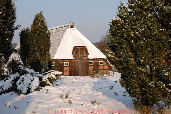Schafstall in Schneelandschaft Winterzauber