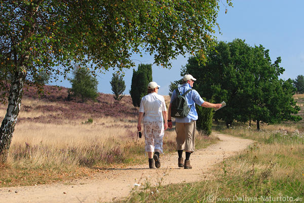 Heidepfad Wanderer, Wilseder Berg, Marsch, Paar mit Rucksack & Karte, Touristen Naturbilder