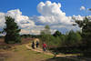 002049_Radler Dreier Aktivurlaub Foto in Lneburger Heidelandschaft Naturbild auf Wanderweg unter Schnwolken