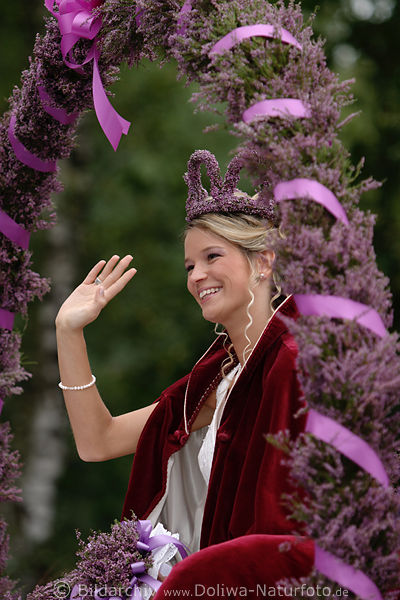 Heideknigin, die Schne Sabrina Rhrs mit Krone 05 winkend im Kranz