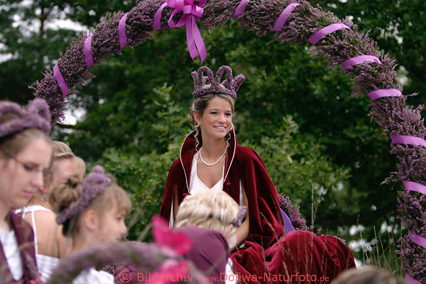 Heideknigin Sabrina Rhrs Heidebltenfest Ehrendamen Pagen Begleitung auf Kutsche