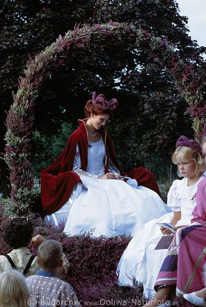 Heideknigin Julia de Bruycker mit Krone '99 Autogrammvergabe unter Erikakranz