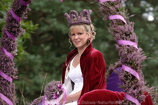 Heideknigin Andrea Schlschen 2004 mit Krone unter Kranzbogen