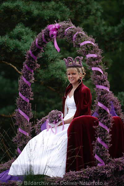 Heideknigin Andrea Schlschen 2004 Portrt im Kranz-Bogen mit Krone