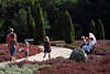 808726_ Heidegarten Höpen Besucher Foto, Senioren & Kinder Familie in Freizeit auf Gartenwegen spazieren