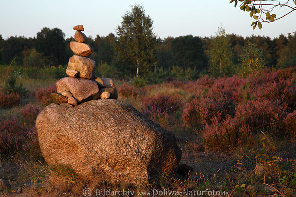 Troll Glcksbringer Pyramide aus Steinen bei Heideblte