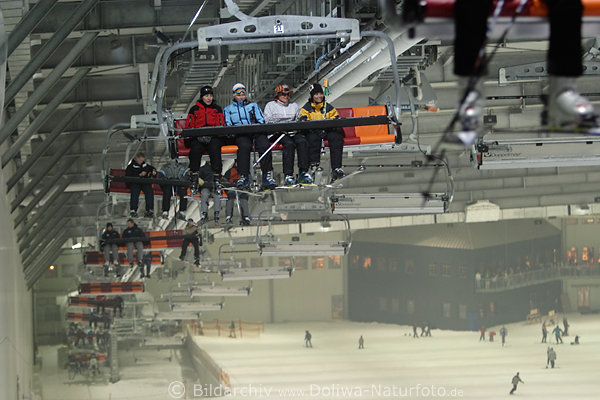 Sessellift-Touristen ber Schneepiste Bergauffahrt in Skihalle