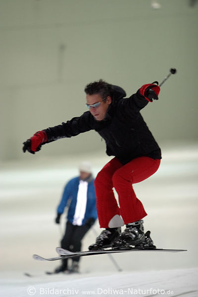 Skifahrer Skiflugsprung Actionfoto in Skihalle Bispingen