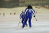 610067_ Skihalle Bispingen Skifahrer & Skifahrerinnen Skispass auf Schneepiste Foto, Ski fahren auf Hallenpiste