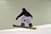 610081_ Snowboard Springer in Wintersport Aktion auf der Skihallenpiste