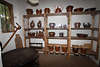 911888_Heidjer-Töpfe, Flaschen, Tonware zum Aufbewahren von Speisen in Wilseder Heidemuseum Foto