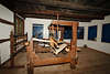 911894_Webmaschine aus Holz zum Weben von Garnstoffen wie Fasern in Foto vom Heidemuseum Wilsede