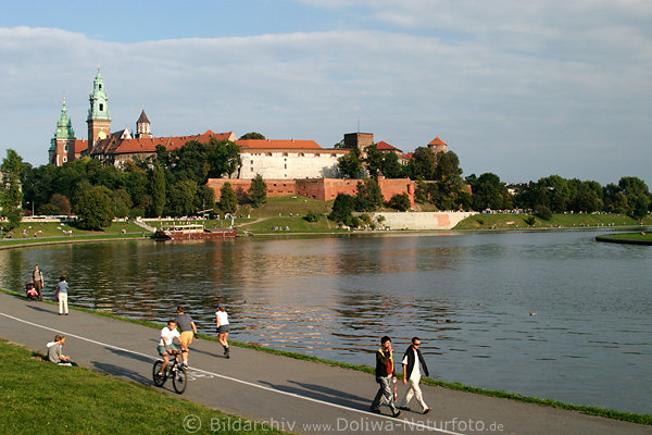 Paare Spaziergang Radfahrer entlang Weichsel Ufer Promenade Bild vor Wawel Panorama über Wasser