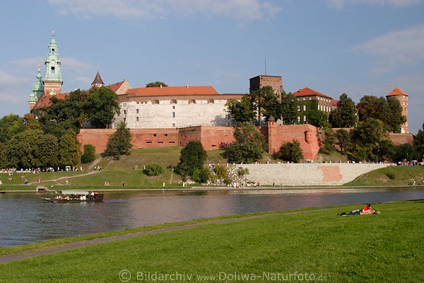 Krakau Wawel Burgpanorama an der Weichsel Flussufer Liebespaar auf Wiese liegend