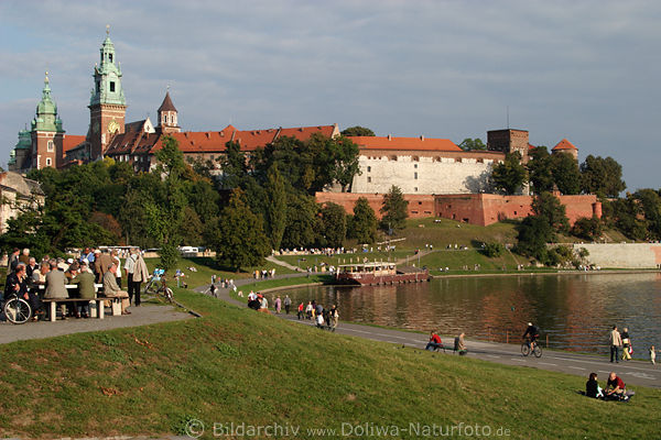 Krakau Weichsel Uferwiesen Burg Wawel Panorama Foto Schachspiel Treffpunkt Spaziergang am Fluss