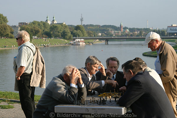 Senioren Schachspiel Grbeln Krakau Weichsel Blick Flussbrcke Schachmatt am Ufer