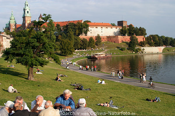 Krakau Senioren Schachspiel Fotos an Weichsel in Wawel Burg Panorama Bilder am Flussufer Schachspielen