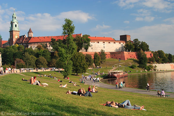Krakau Burg Uferwiese Weichsel Promenade Menschen Spazierg�nger