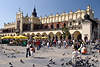 47208_Sukiennice - Marktarkaden in Krakau mit Touristen & Tauben