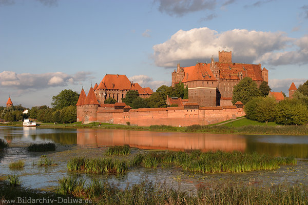 Marienburg Flusspanorama rote Festung Grünufer Burg-Skyline Naturidylle