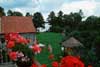 Gartenhof mit Wiese bis zum See & vielen Blumen