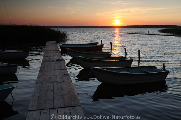 Lasmiady See Landschaft Sonnenuntergang über Boote am Wasser Mole Steg in Malinówka Masuren Natur