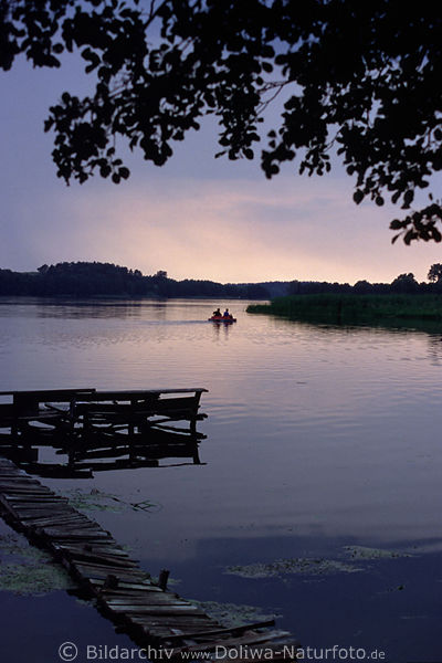Anglerboot in Seewasser Masuren Abendstimmung Naturfoto mit Holzsteg