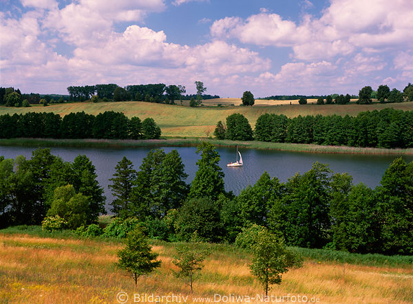 Segelboot auf Buwelnosee in Hgellandschaft bei Przykop / Hessenhh einsamer Segler im Boot