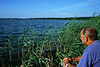 Masuren Jagodne See weite Wasserlandschaft Naturfoto mit Mann im Schilf Grüngräser Seeblick