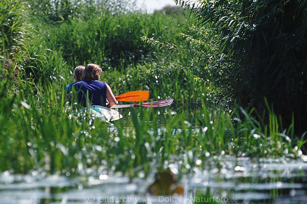 Paddelboot Wasserfahrt in Schilf Fluss-Dickicht Biebrza-Nationalpark in Masuren