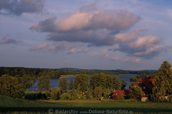 Masuren Buwelnosee Wasserlandschaft Abendlicht um Pension-Teresa-Komplex am Seeufer Urlaubsort Marcinowa-Wola