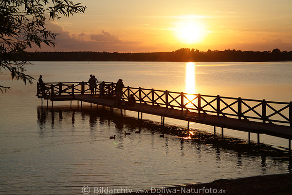 Masuren Ogonken romantischer Sonnenuntergang Schwenzait-See Wassersteg Besucher Enten orange-rot Abendstimmung Spiegelung Mazury Ogonki