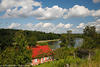Widminnen Haus am See Dorfidylle am Wasser Masurens Landschaftsfoto Wolkenstimmung Wald Seeblick